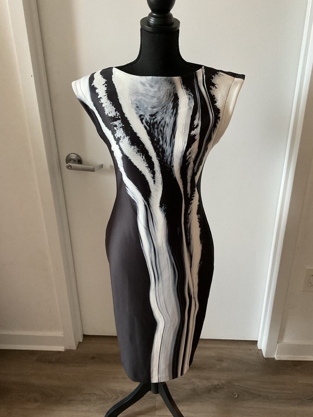Donna Karan New York Printed Scuba Sheath Dress Black White Cap Sleeve SZ 2